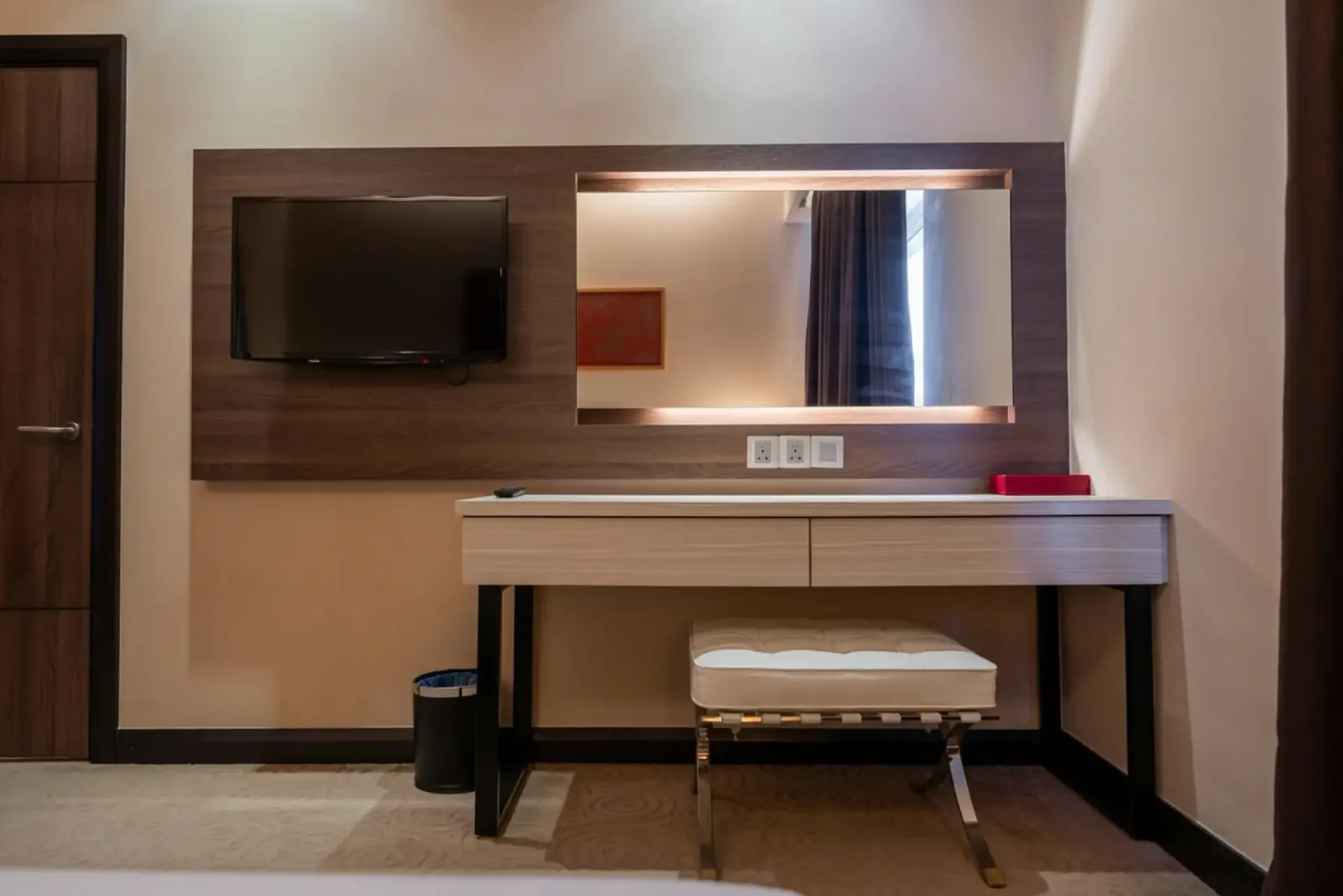 Deluxe King Room work desk and mirror